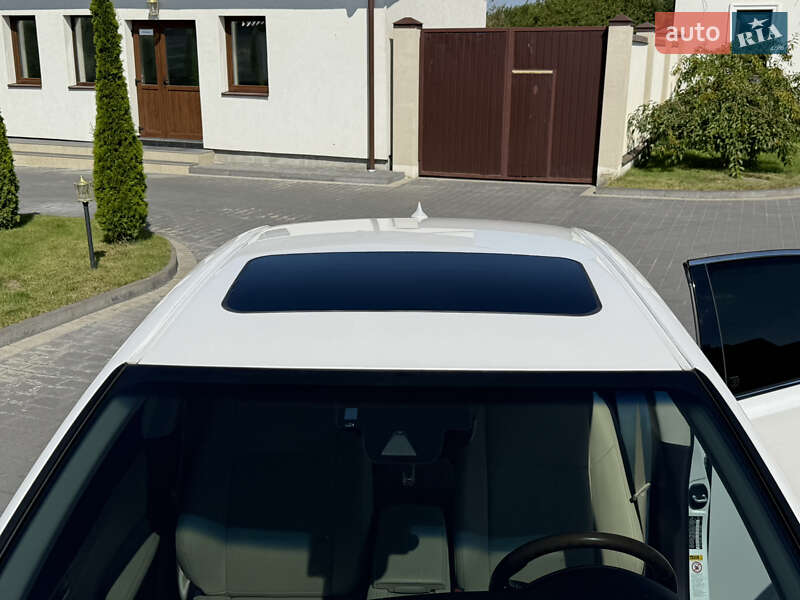 Седан Lexus ES 2016 в Львові