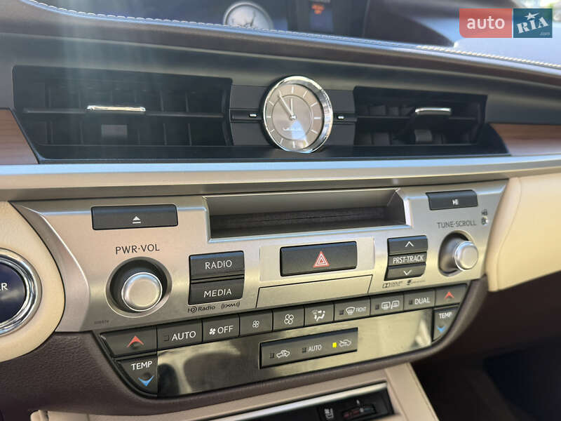 Седан Lexus ES 2016 в Львові