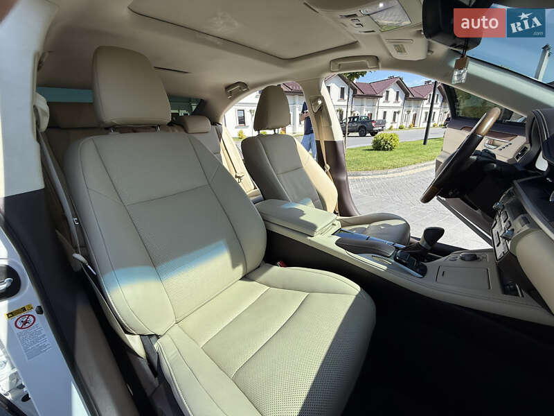 Седан Lexus ES 2016 в Львові