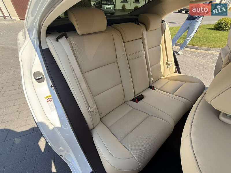 Седан Lexus ES 2016 в Львові