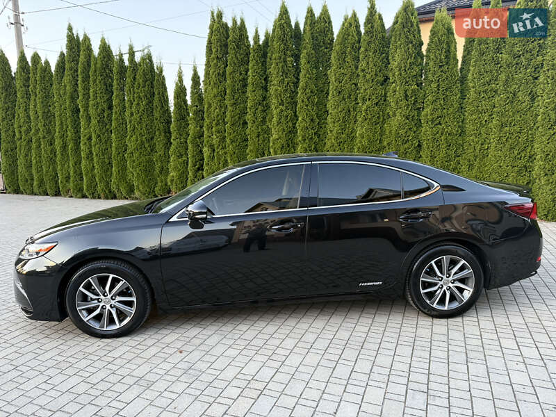 Седан Lexus ES 2016 в Львове