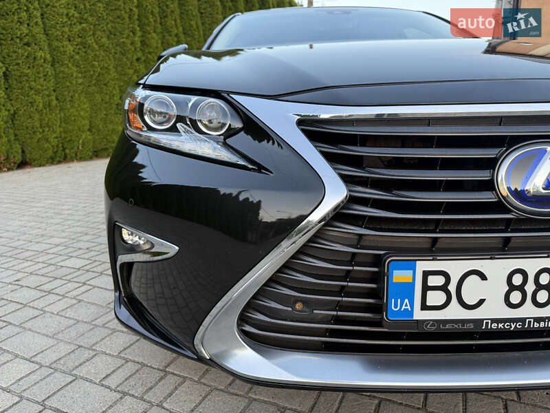 Седан Lexus ES 2016 в Львове