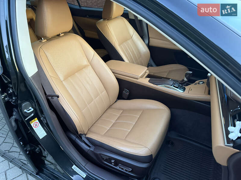 Седан Lexus ES 2016 в Львове
