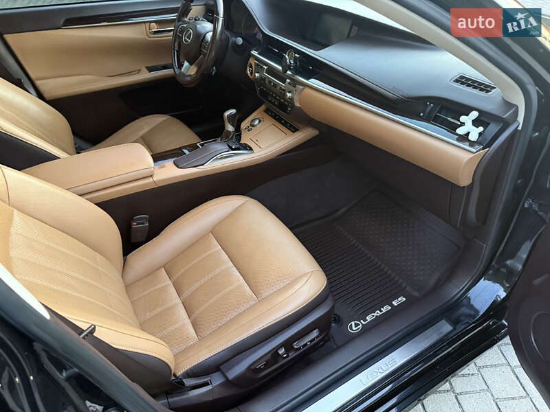 Седан Lexus ES 2016 в Львове