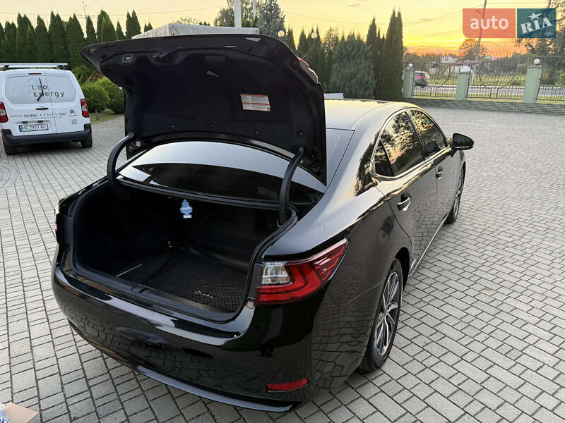 Седан Lexus ES 2016 в Львове