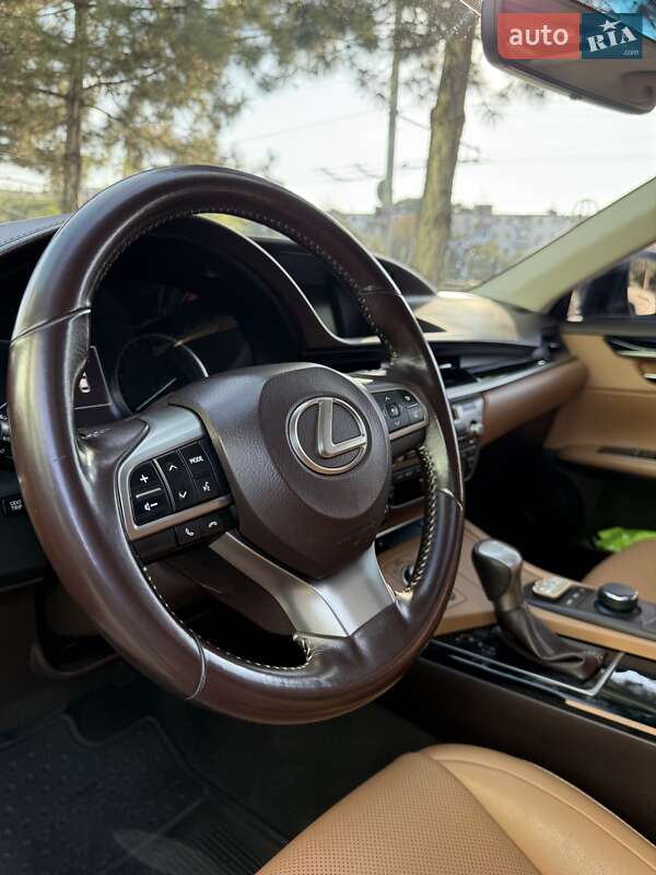 Седан Lexus ES 2016 в Одесі