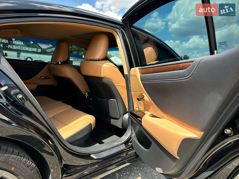 Седан Lexus ES 2024 в Киеве