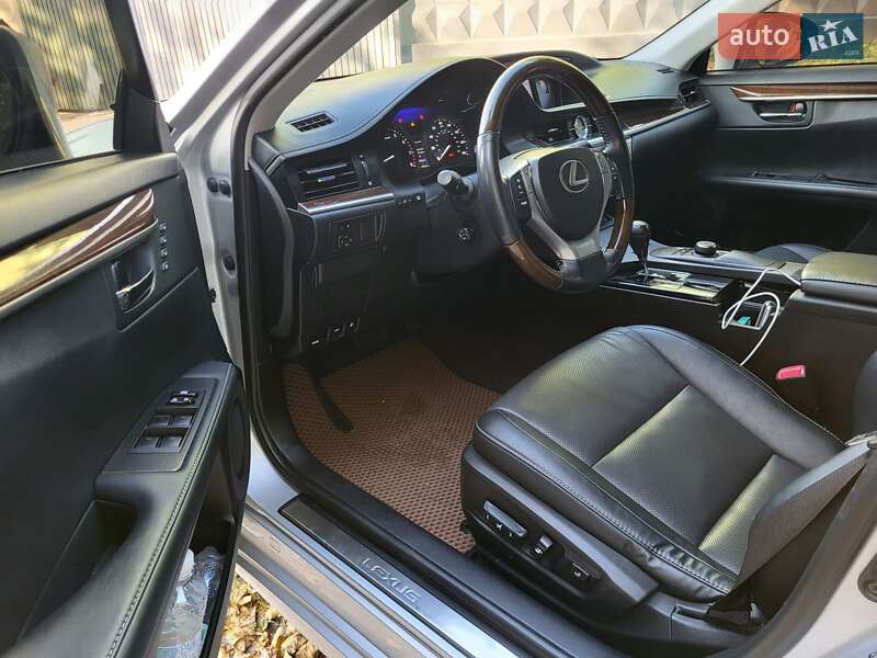 Седан Lexus ES 2014 в Киеве
