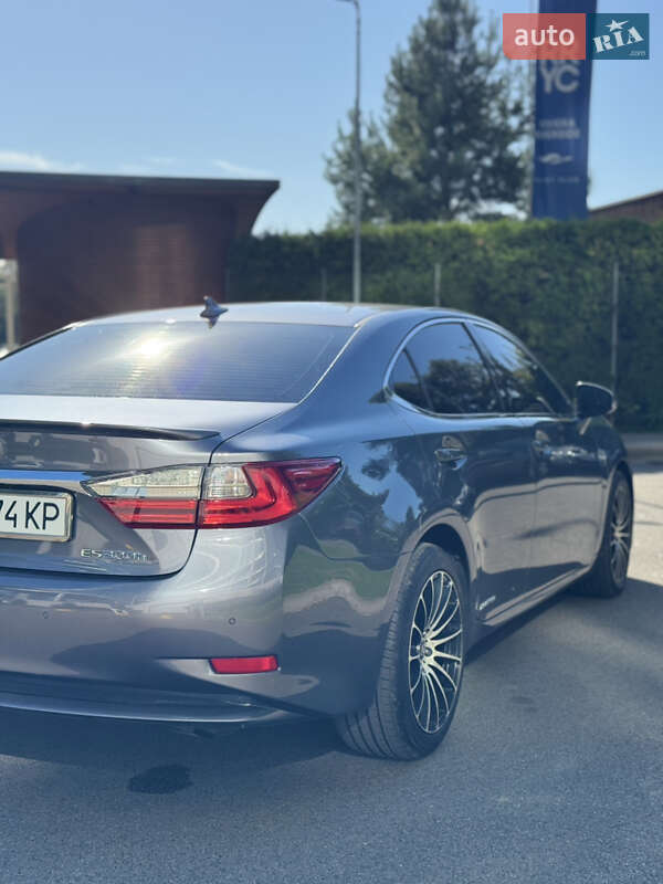 Седан Lexus ES 2014 в Киеве