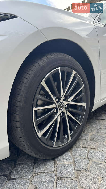 Седан Lexus ES 2024 в Первомайську