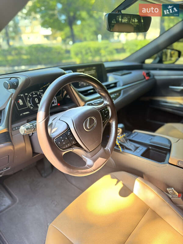 Седан Lexus ES 2018 в Першотравенську