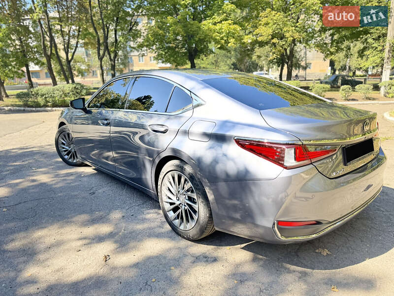 Седан Lexus ES 2018 в Першотравенську