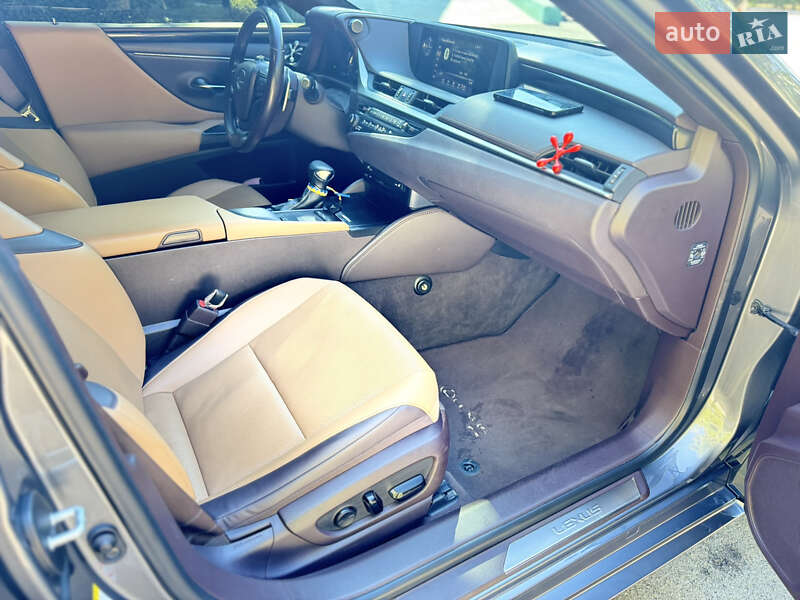 Седан Lexus ES 2018 в Першотравенську