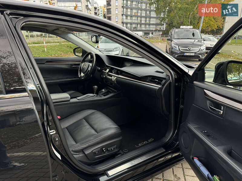 Седан Lexus ES 2014 в Самборе