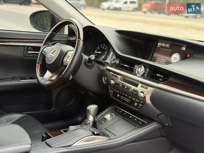 Седан Lexus ES 2016 в Дніпрі