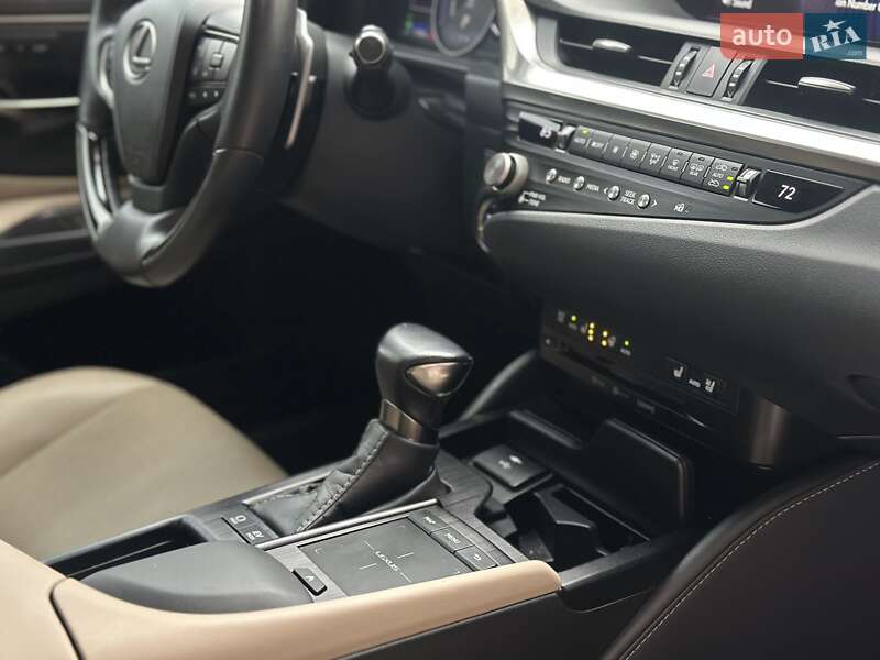 Седан Lexus ES 2020 в Киеве