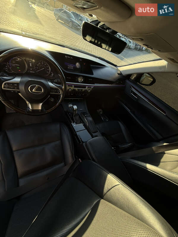 Седан Lexus ES 2015 в Черновцах