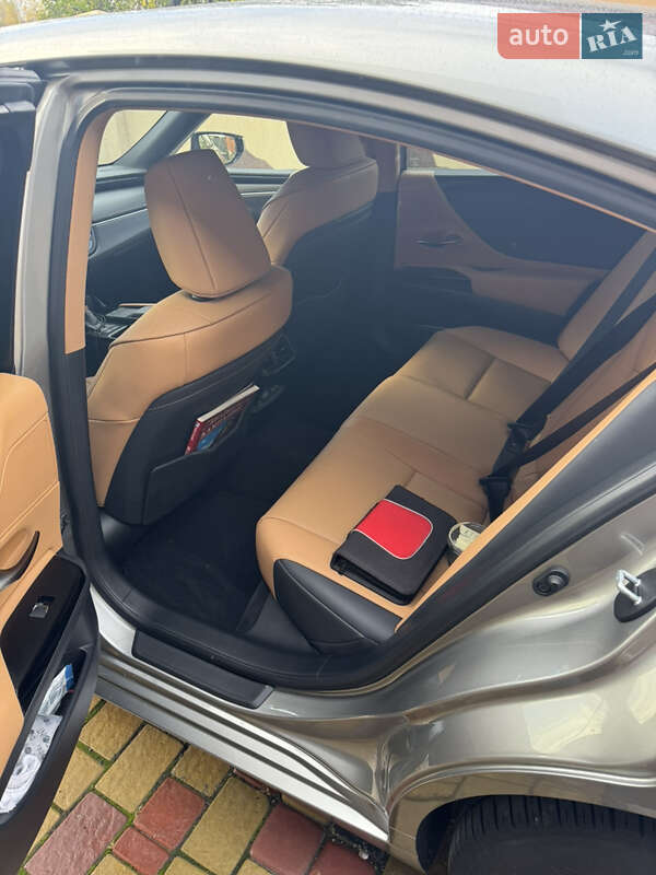 Седан Lexus ES 2022 в Киеве