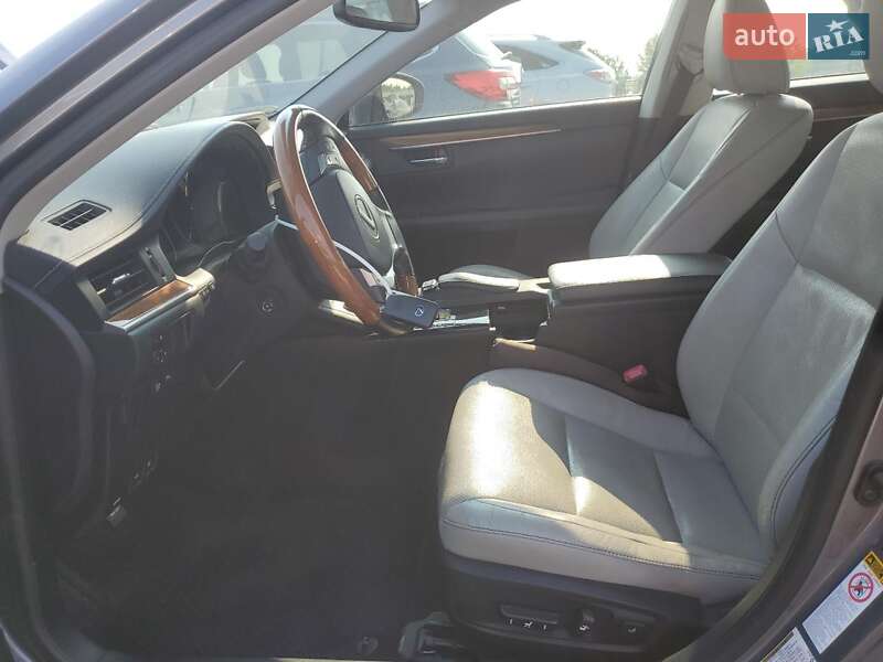 Седан Lexus ES 2015 в Львове