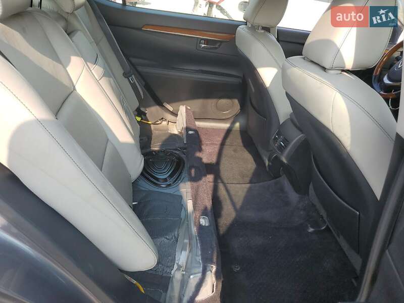 Седан Lexus ES 2015 в Львове