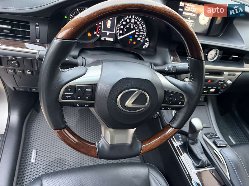 Седан Lexus ES 2017 в Львове фото 26 Седан Lexus ES 2017 в Львове