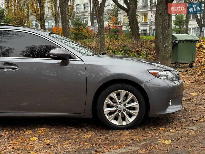 Седан Lexus ES 2014 в Киеве