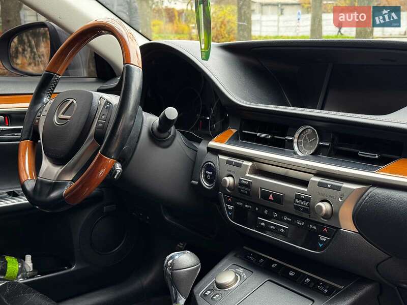 Седан Lexus ES 2014 в Киеве