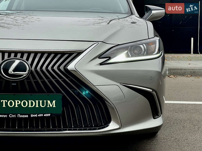 Седан Lexus ES 2020 в Киеве