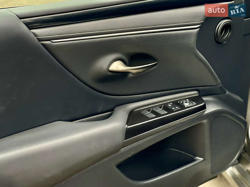 Седан Lexus ES 2020 в Киеве