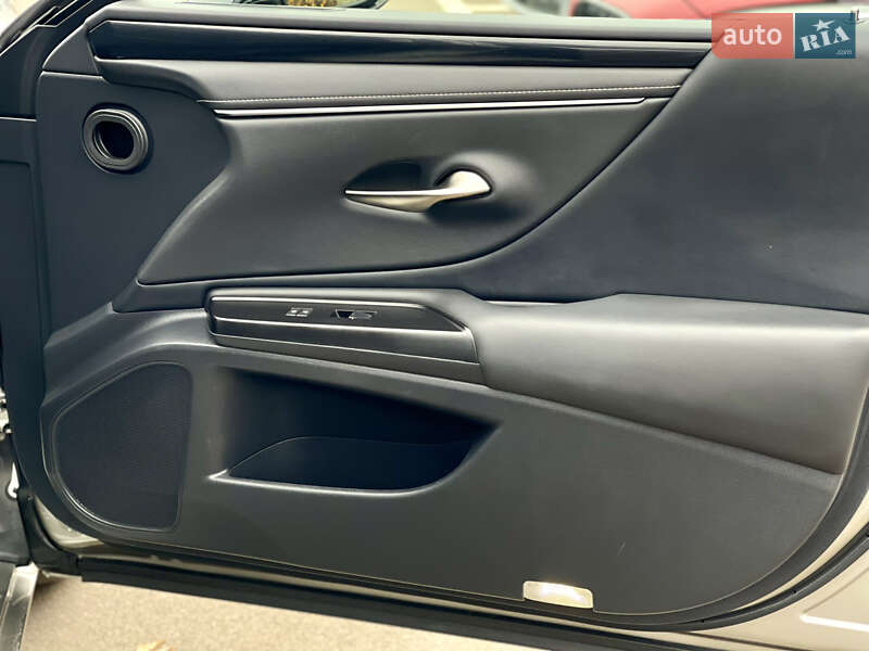 Седан Lexus ES 2020 в Киеве