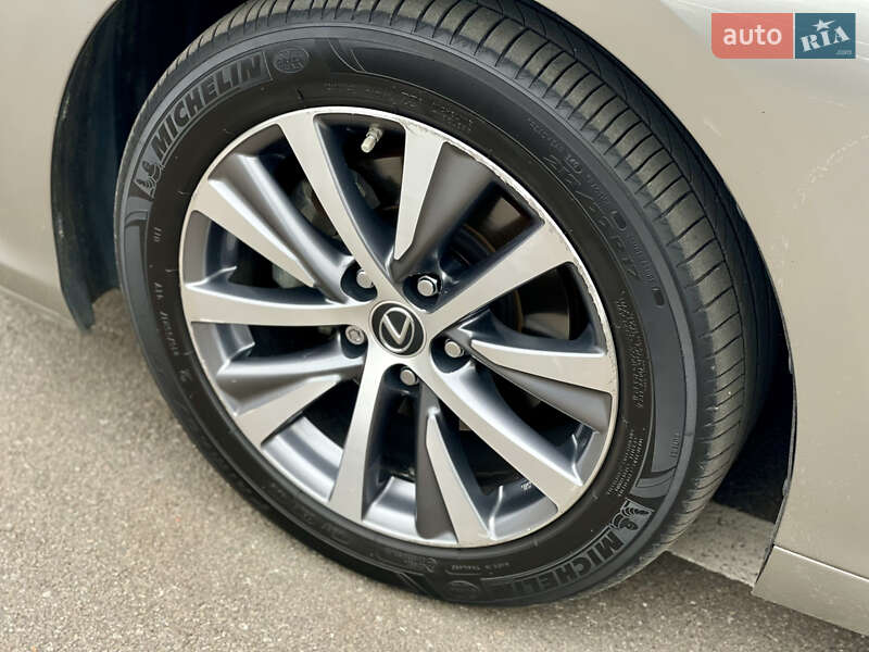 Седан Lexus ES 2020 в Киеве