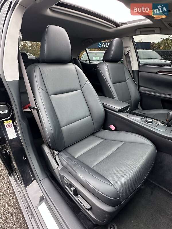 Седан Lexus ES 2015 в Белогородке