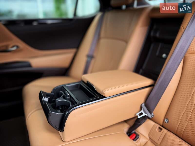 Седан Lexus ES 2020 в Киеве