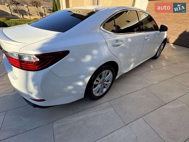 Седан Lexus ES 2015 в Киеве