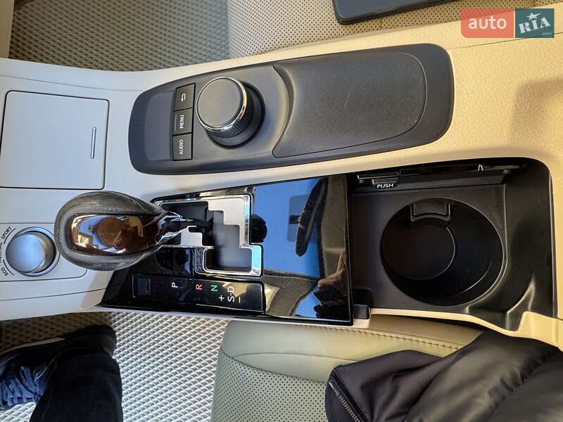 Седан Lexus ES 2015 в Киеве