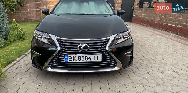 Седан Lexus ES 2015 в Рівному