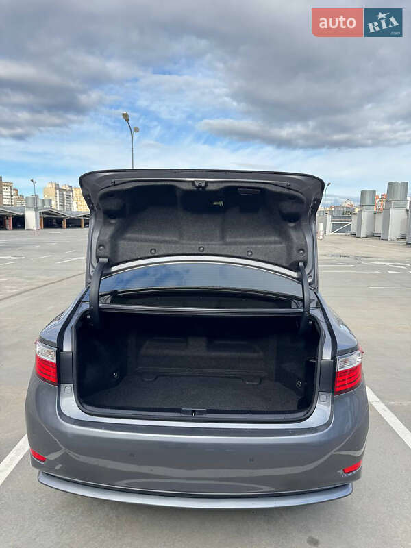 Седан Lexus ES 2014 в Киеве