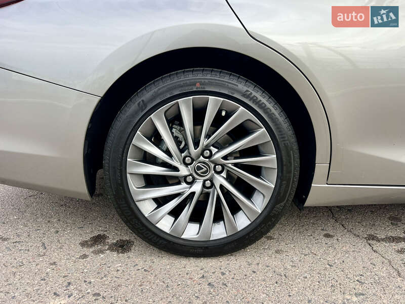 Седан Lexus ES 2024 в Ровно