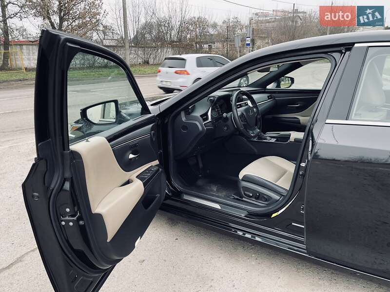 Седан Lexus ES 2019 в Ровно