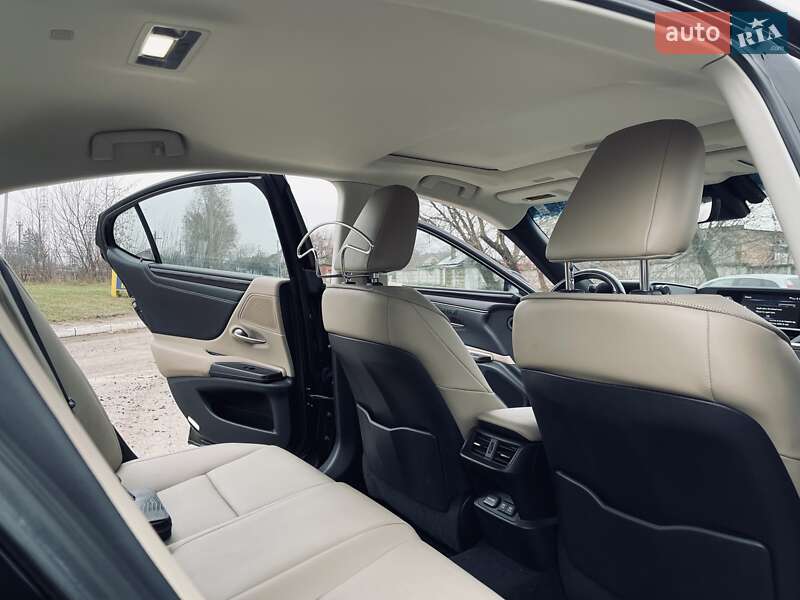 Седан Lexus ES 2019 в Ровно
