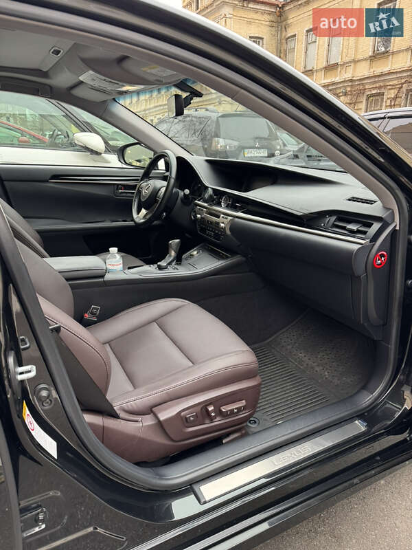 Седан Lexus ES 2018 в Киеве