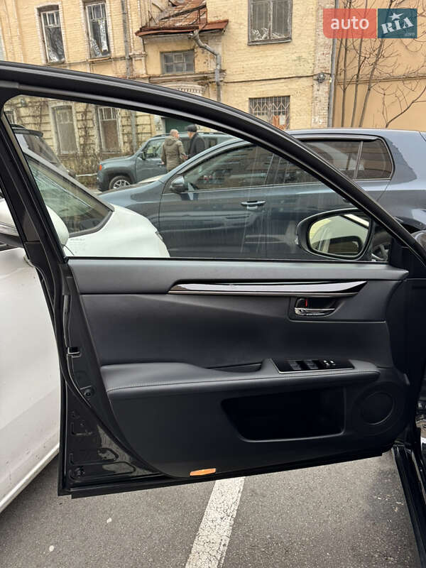 Седан Lexus ES 2018 в Киеве