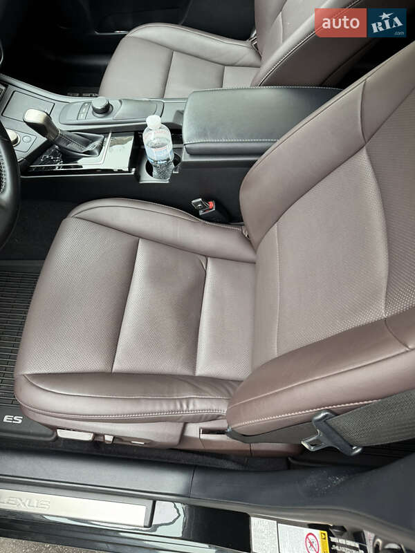Седан Lexus ES 2018 в Киеве