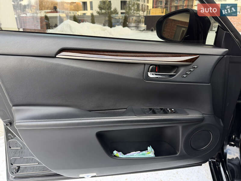 Седан Lexus ES 2014 в Умани