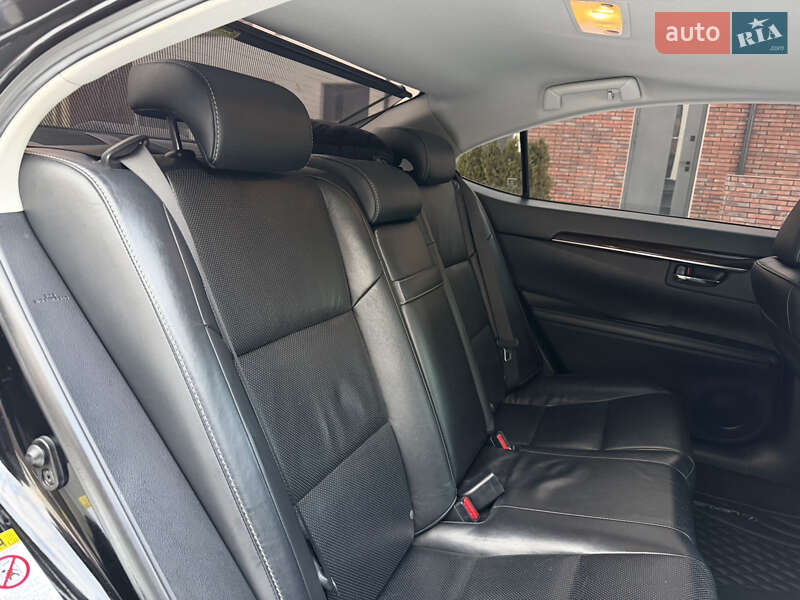 Седан Lexus ES 2014 в Умани