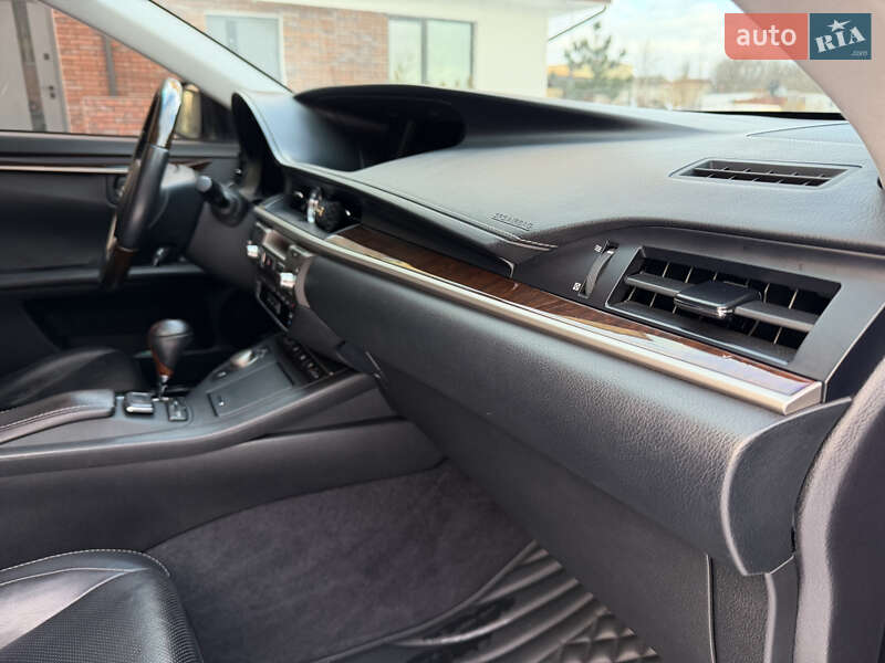 Седан Lexus ES 2014 в Умани