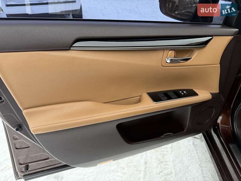 Седан Lexus ES 2016 в Виннице