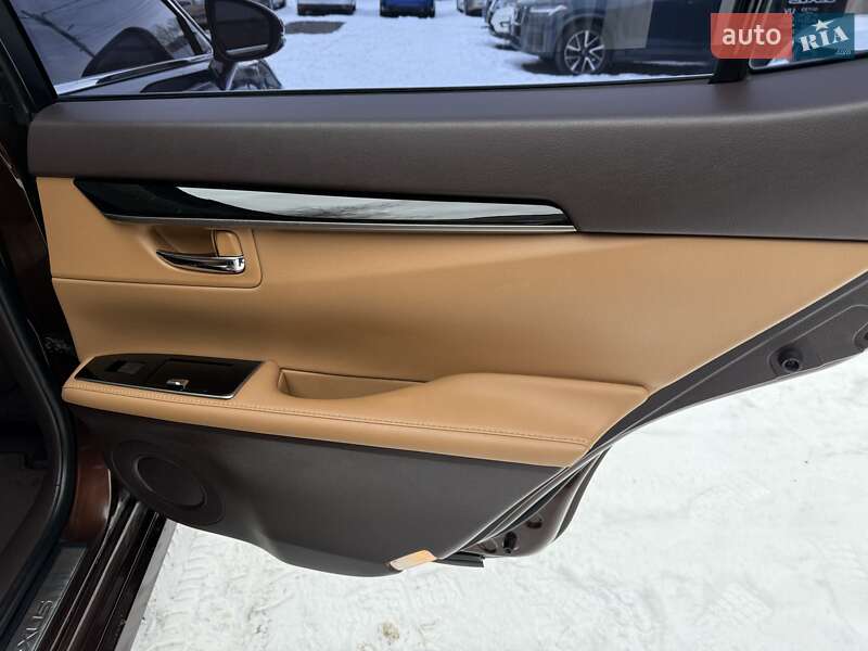 Седан Lexus ES 2016 в Виннице