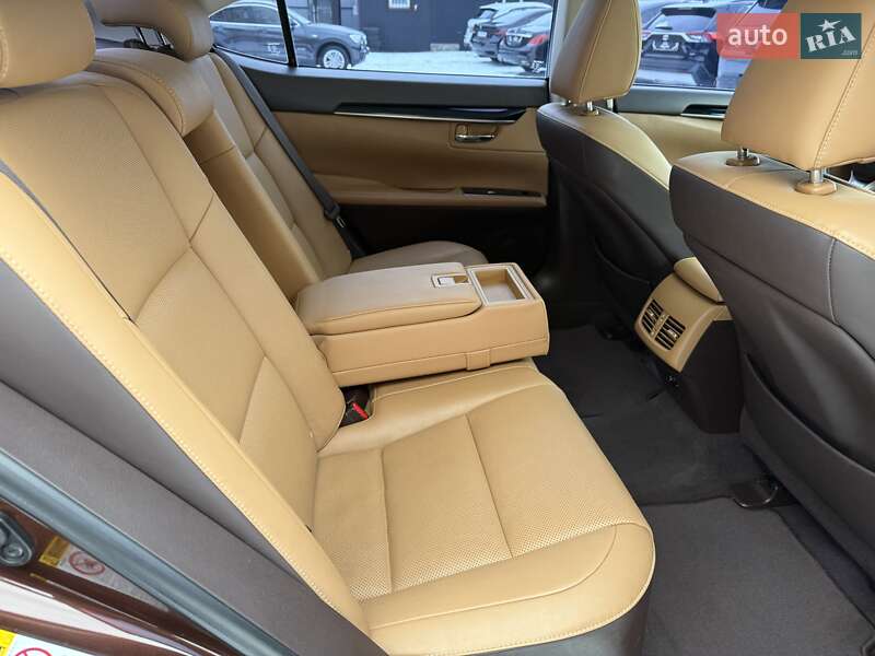 Седан Lexus ES 2016 в Виннице