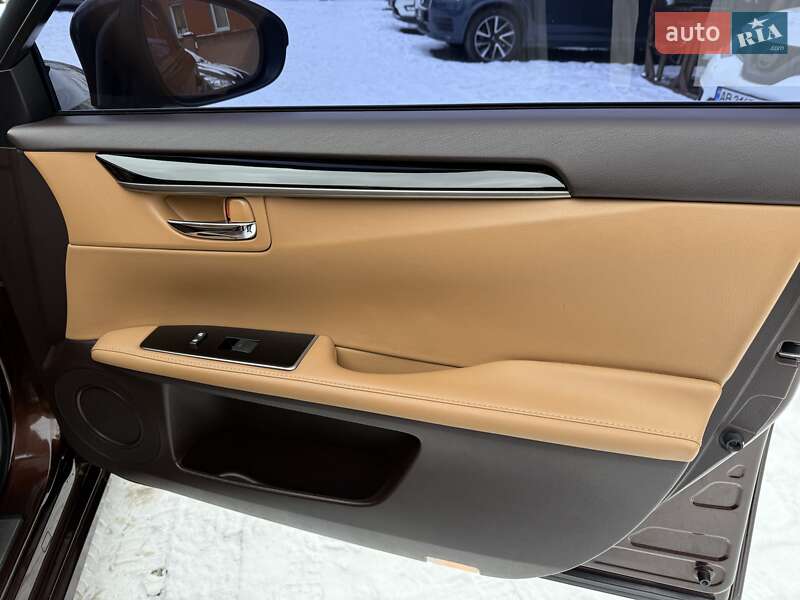 Седан Lexus ES 2016 в Виннице